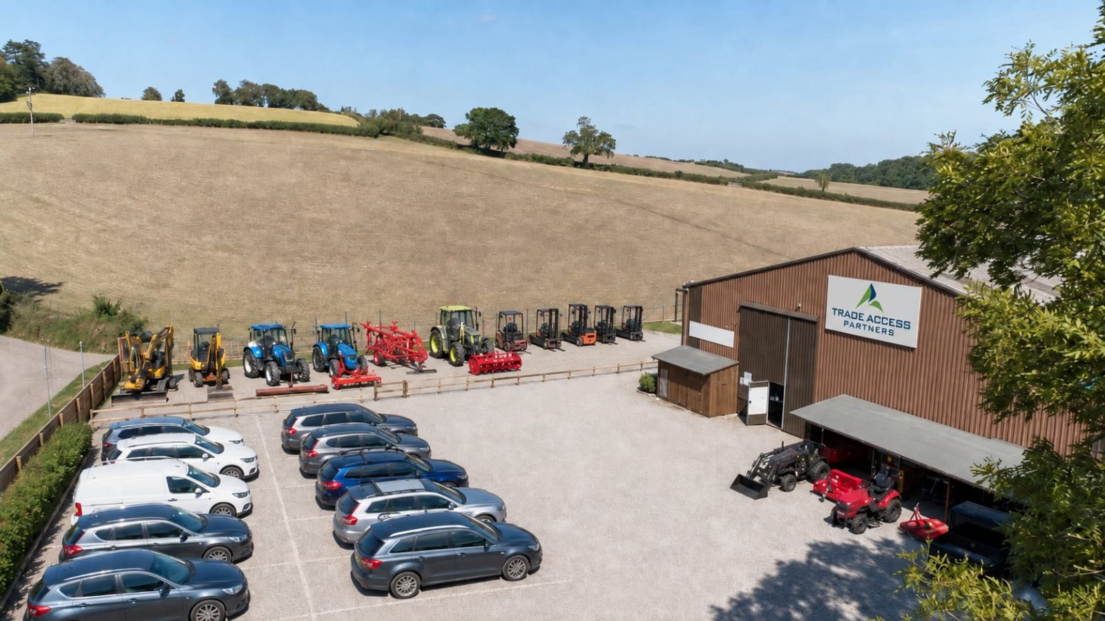 Vue aérienne de la base Trade Access Partners en Angleterre : le bâtiment principal et la cour avec des machines